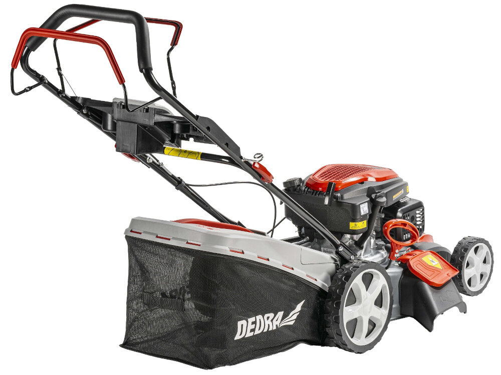 Kosiarka spalinowa DEDRA DED8724Q-46L z napędem 46 cm 2.9 kW kosiarka na białym tle widoczna od tyłu pod skosem solidna do pielęgnacji trawnika bez ograniczeń kabli czy dostępu do prądu mocny czterosuwowy silnik trwała konstrukcja ergonomiczna rączka wytrzymałe materiały
