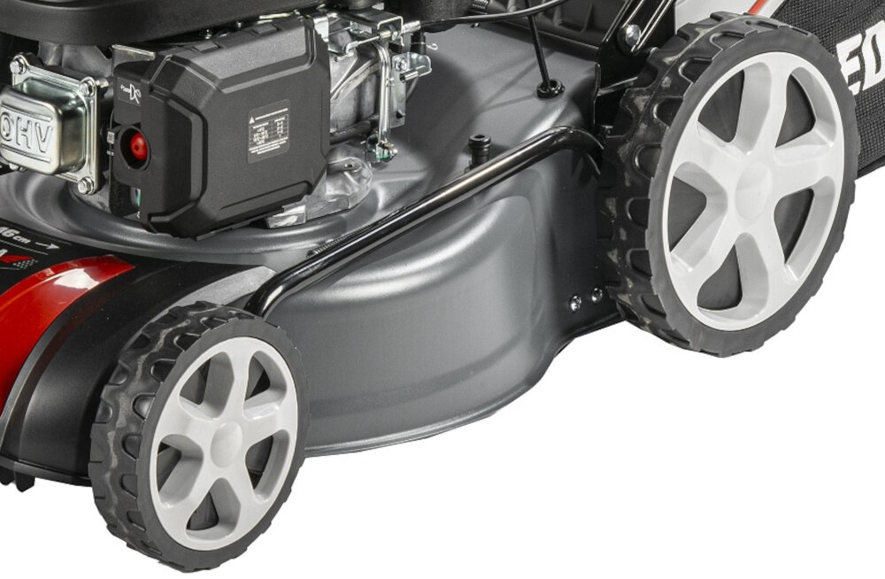 Kosiarka spalinowa DEDRA DED8724Q-46L z napędem 46 cm 2.9 kW zbliżenie na koła łożyska ślizgowe płynne prowadzenie nawet na nierównym terenie konstrukcja odporna na kurz i zanieczyszczenia przednie koła o średnicy 17 cm tylne koła o średnicy 25 cm stabilność urządzenia ułatwiają manewrowanie