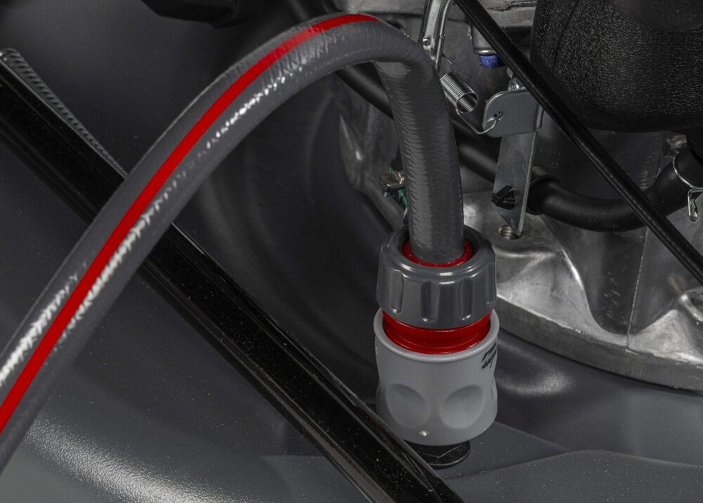 Kosiarka spalinowa DEDRA DED8724Q-46L z napędem 46 cm 2.9 kW zbliżenie na szybkozłącze do mycia podłączony wąż ogrodowy praktyczne szybkozłącze do mycia noża po zakończonym koszeniu wypuka resztki trawy i zabrudzenia spod obudowy tnącej zapobiega korozji przedłuża żywotność całego mechanizmu tnącego