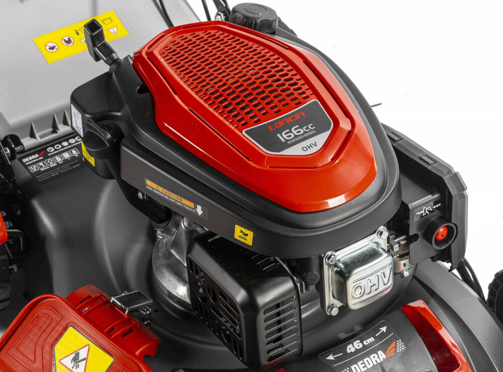 Kosiarka spalinowa DEDRA DED8724Q-46L z napędem 46 cm 2.9 kW zbliżenie na silnik silnik marki LONCIN technologia czterosuwowa konstrukcja górnozaworowa OHV pojemność 166 cm3 płynna i efektowa praca z prędkością do 3600 obr/min moc 2,9 kW zbiornik paliwa o pojemności 1,0 litra