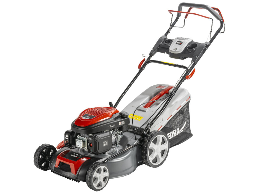 Kosiarka spalinowa DEDRA DED8724Q-46L z napędem 46 cm 2.9 kW kosiarka na białym tle widoczna od przodu pod skosem urządzenie z napędem porusza się samoczynnie stabilne tempo jazdy równomierne cięcie trawy trawnik wygląda schludnie i bardzo profesjonalnie ślady koszenia są spójne na całej powierzchni