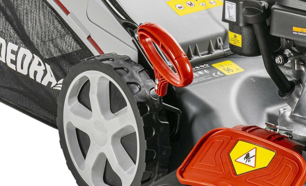 Kosiarka spalinowa DEDRA DED8724Q-46L z napędem 46 cm 2.9 kW zbliżenie na dźwignię do regulacji wysokości cięcia trawy koszenie z uwzględnieniem preferowanej wysokości trawy w zakresie 25-75 mm centralna regulacja koszenia mechanizm sprężynowy 7-stopniowa skala