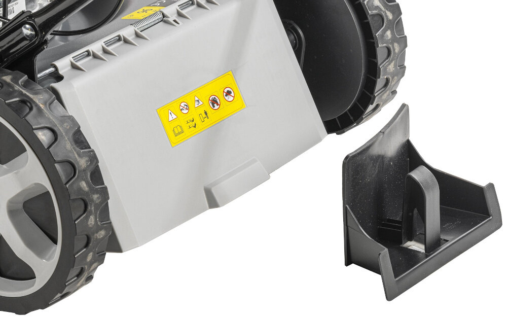 Kosiarka spalinowa DEDRA DED8724Q-46L z napędem 46 cm 2.9 kW zbliżenie na tył kosiarki obok przystawka do mulczowania opcje wyrzutu trawy wyrzut tylny boczny zbieranie do kosza mulczowanie szybkie rozdrobnienie koszonych roślin naturalna forma nawozu