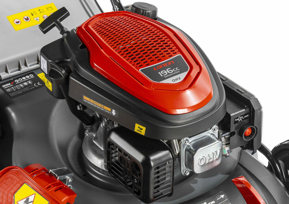 Kosiarka spalinowa DEDRA DED8725-51L2 zbliżenie na silnik silnik marki LONCIN V200 technologia czterosuwowa konstrukcja górnozaworowa OHV pojemność 196 cm3 płynna i efektowa praca z prędkością do 3600 obr/min moc 4,0 kW zbiornik paliwa o pojemności 1,0 litra