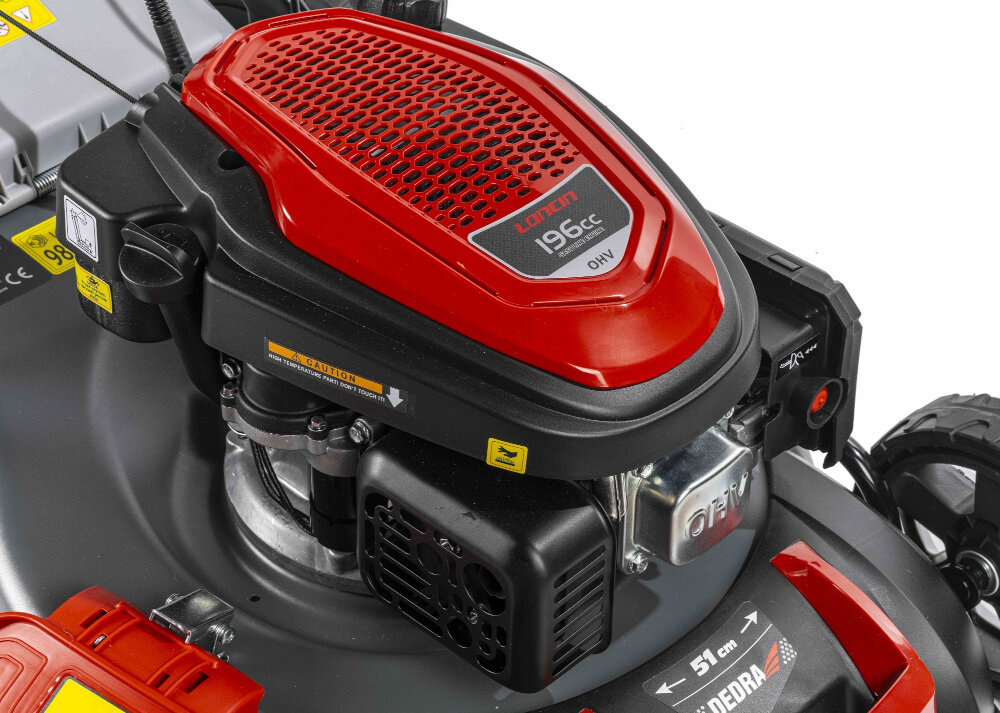 Kosiarka spalinowa DEDRA DED8725-51L2SE z napędemW zbliżenie na silnik silnik marki LONCIN V200 technologia czterosuwowa konstrukcja górnozaworowa OHV pojemność 195 cm3 płynna i efektowa praca z prędkością do 3600 obr/min moc 4,0 kW zbiornik paliwa o pojemności 1,0 litra