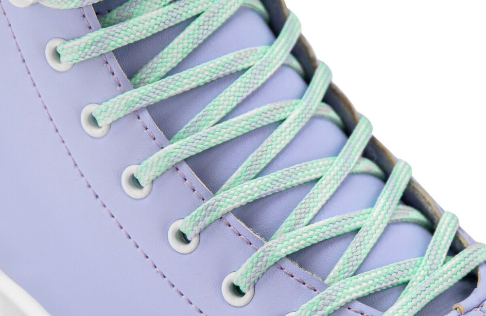 Wrotki SPOKEY Queenie 944656 (rozmiar 39-42) zbliżenie na sznurowadła klasyczne sznurowadła można bardzo dobrze dopasować but do stopy sznurowanie daje pełną kontrolę nad ciasnością zmniejsza ryzyko otarć i przesuwania się stopy wewnątrz rolki bezpieczeństwo przy skrętach i nagłych zatrzymaniach