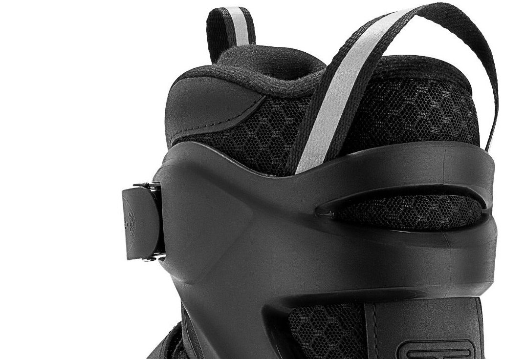 Łyżworolki SPOKEY Ace (rozmiar 39) zbliżenie na uchwyt praktyczna tasiemka do przenoszenia z tyłu buta ułatwia transport i szybkie zabranie sprzętu zwiększa komfort przygotowania do jazdy oszczędza czas