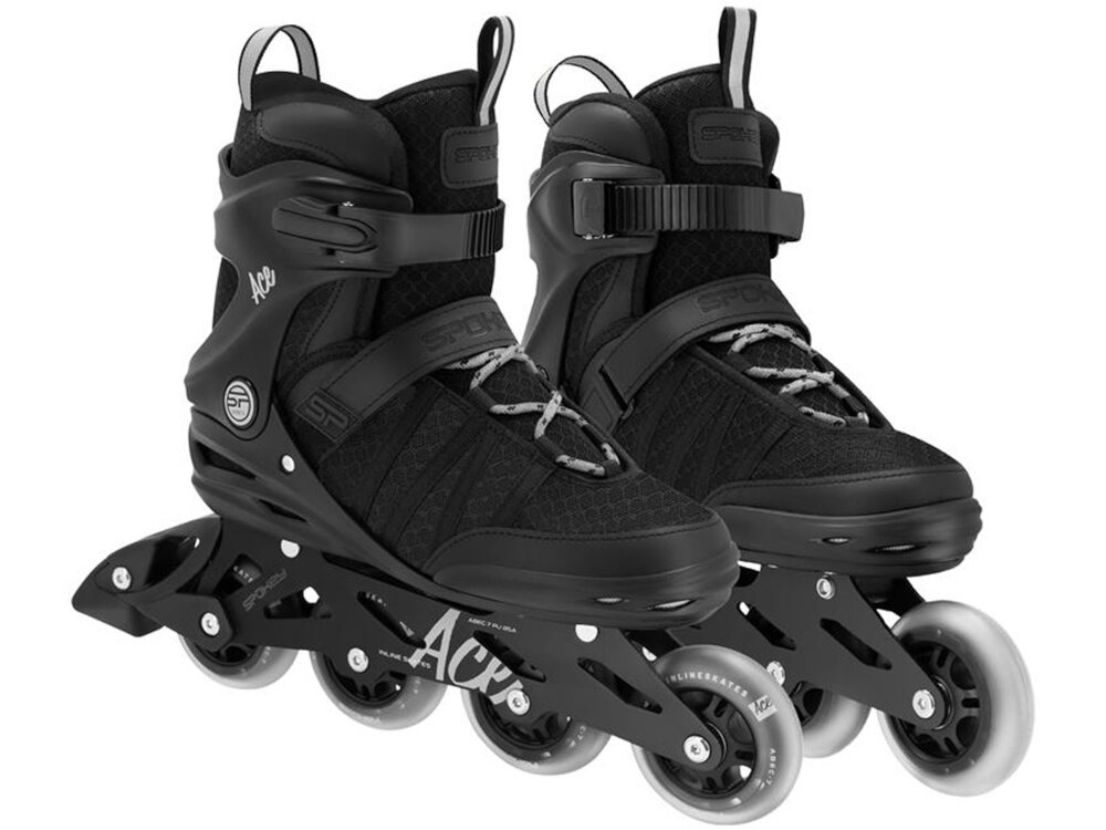 Łyżworolki SPOKEY Ace (rozmiar 41) para łyżworolek na białym tle widok lekko pod skosem spełniają wymagania normy EN-13843 bezpieczeństwo odpowiednie parametry konstrukcyjne dla jazdy rekreacyjnej sprzęt jest odpowiednio wyważony stabilny i wyposażony w elementy zwiększające kontrolę materiał kółka hamulec i but zostały przetestowane pod kątem wytrzymałości komfort i bezpieczeństwo
