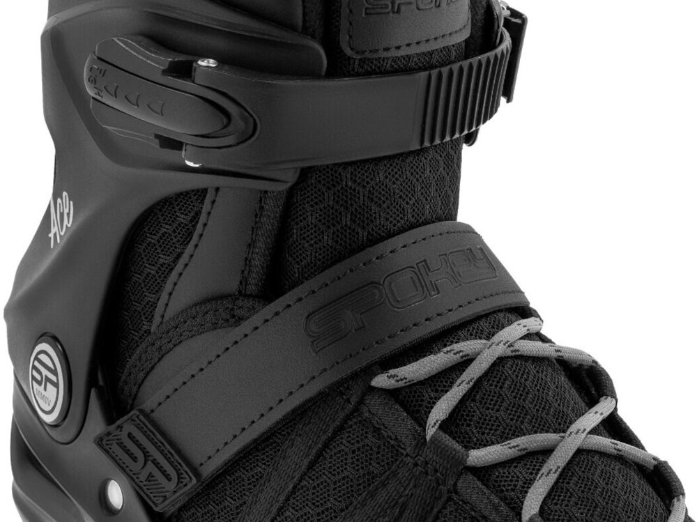 Łyżworolki SPOKEY Ace (rozmiar 38) zbliżenie na zapięcia trzystopniowy system zapięcia klamra rzep sznurowadła odpowiednie dopasowanie do stop stabilność komfort kontrola nad rolkami zmniejsza ryzyko kontuzji można szybko i wygodnie regulować ciasność dopasowania