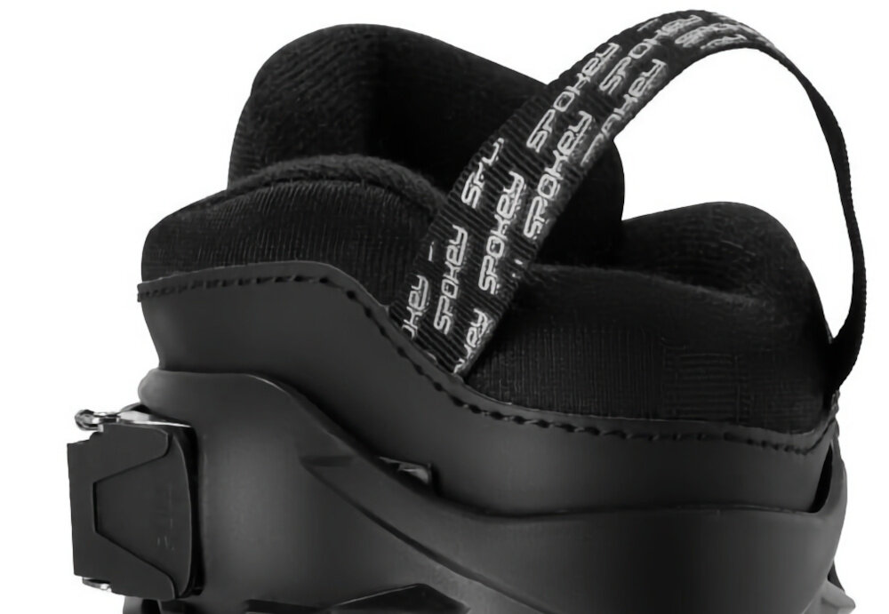 Łyżworolki SPOKEY Freespo Junior 944658 (rozmiar 31-34) zbliżenie na tasiemkę do przenoszenia praktyczna tasiemka do przenoszenia z tyłu buta ułatwia transport i szybkie zabranie sprzętu w dowolne miejsce komfort przygotowania do jazdy oszczędza czas zawsze mieć sprzęt pod ręką