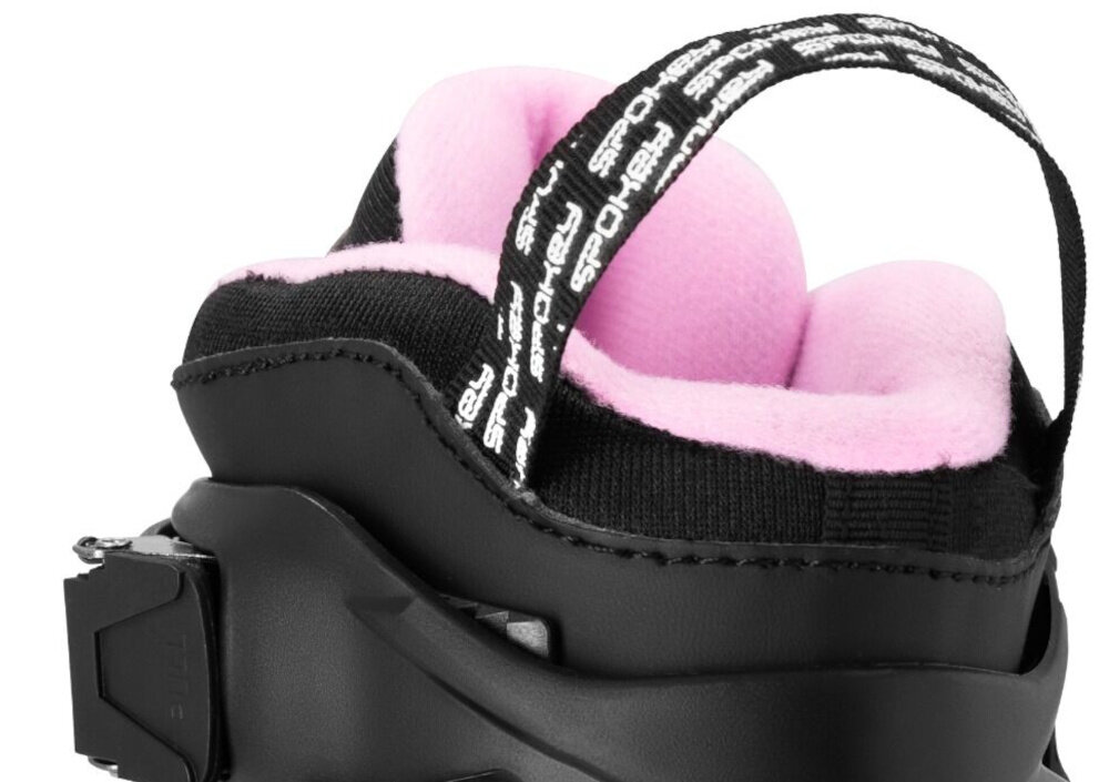 Łyżworolki SPOKEY Freespo Junior 994626 (rozmiar 27-30) zbliżenie na tasiemkę do przenoszenia praktyczna tasiemka do przenoszenia z tyłu buta ułatwia transport i szybkie zabranie sprzętu w dowolne miejsce komfort przygotowania do jazdy oszczędza czas zawsze mieć sprzęt pod ręką