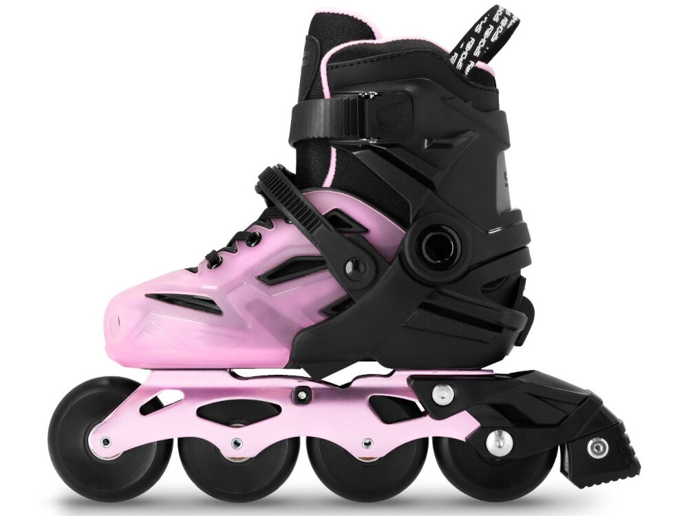 Łyżworolki SPOKEY Freespo Junior 994626 (rozmiar 27-30) jedna łyżworolka na białym tle widoczna z boku wymagania normy EN-13843 bezpieczeństwo i odpowiednie parametry konstrukcyjne dla jazdy rekreacyjnej sprzęt jest odpowiednio wyważony stabilny wyposażony w elementy zwiększające kontrolę przetestowane pod kątem wytrzymałości komfort i bezpieczeństwo