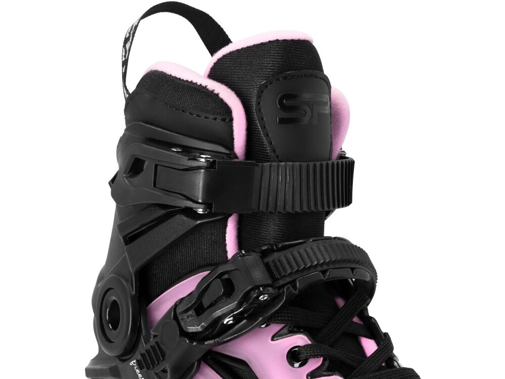 Łyżworolki SPOKEY Freespo Junior 994626 (rozmiar 27-30) zbliżenie na zapięcia system zapięcia dwie klamry sznurowadła stabilne unieruchomienie stopy górna klamra i dolna pompka zaciskowa dokładne dopasowanie stopa nie przesuwa się podczas jazdy kontrola i bezpieczeństwo