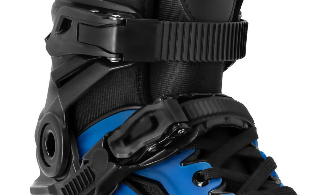 Łyżworolki SPOKEY Freespo Junior 944624 (rozmiar 27-30) zbliżenie na zapięcia system zapięcia dwie klamry sznurowadła stabilne unieruchomienie stopy górna klamra i dolna pompka zaciskowa dokładne dopasowanie stopa nie przesuwa się podczas jazdy kontrola i bezpieczeństwo