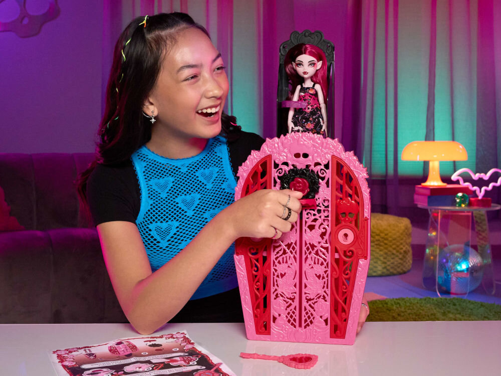 Lalka MONSTER HIGH Straszysekrety Draculaura HYT72 wyciągana z opakowania szafy kluczyk z lupą mapa 19 niespodzianek
