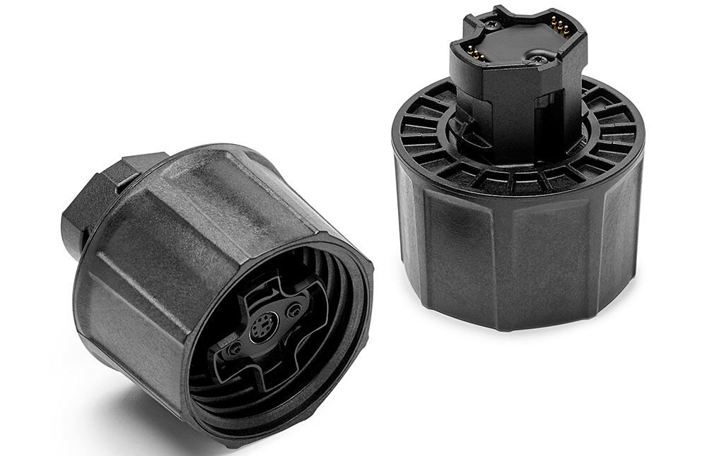 Zestaw THRUSTMASTER Dual Quick Release Adapter Duo do T818 prezentacja dwóch adapterów na białym tle adapter możliwość podłączenia kierownic z ekosystemu Thrustmaster do bazy T818 Direct Drive poszerzenie możliwości
