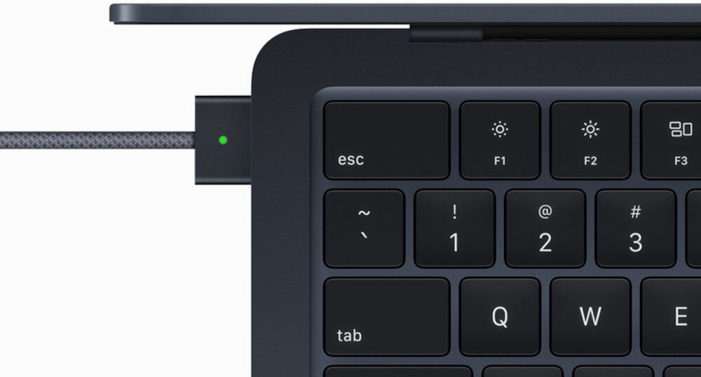 Laptop APPLE MacBook Air 2024 13.6 Retina M3 16GB RAM 256GB SSD macOS Północ
długi czas pracy, bateria litowo-polimerowa o pojemności 52,6 Wh, do 18 godzin oglądania filmów oraz do 15 godzin przeglądania internetu bez potrzeby ładowania,
szybkie ładowanie za pomocą portu MagSafe 3, dwa porty USB-C z Thunderbolt 4, możliwość podłączenia monitorów o rozdzielczości do 6K, w zestawie zasilacz USB-C o mocy 30 W,
ładowanie do 50% w ok. 30 minut,
zbliżenie na klawiaturę oraz podłączony kabel MagSafe 3 na białym tle