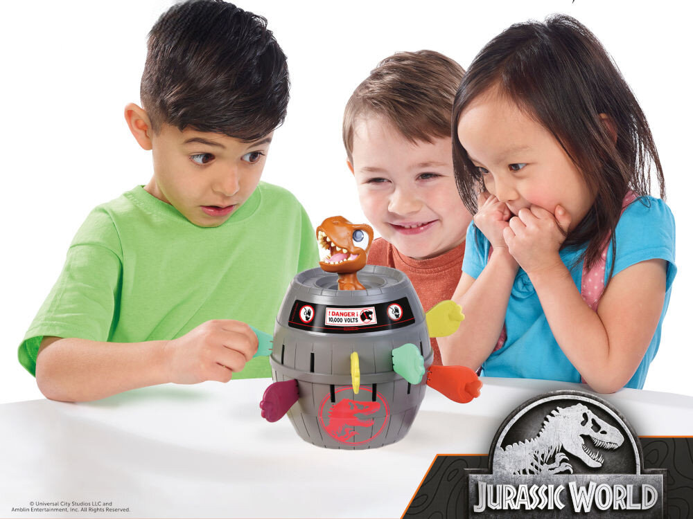 Gra zręcznościowa TOMY Jurassic World T-Rex T73290 Troje dzieci (chłopiec, dziewczynka i drugi chłopiec) z zaskoczeniem i uśmiechem obserwuje grę Pop Up T-Rex, w której T-Rex zaraz wyskoczy z beczki.
