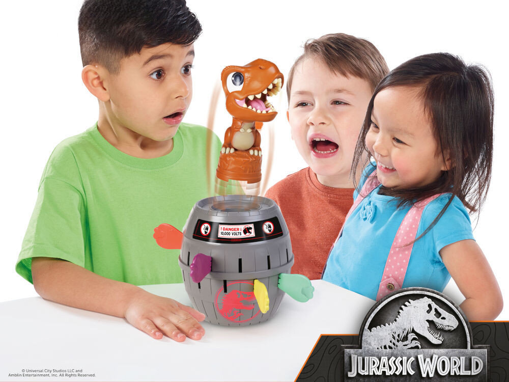 Gra zręcznościowa TOMY Jurassic World T-Rex T73290 Grupa dzieci z ekscytacją reaguje na moment, gdy figurka T-Rexa wyskakuje z beczki.