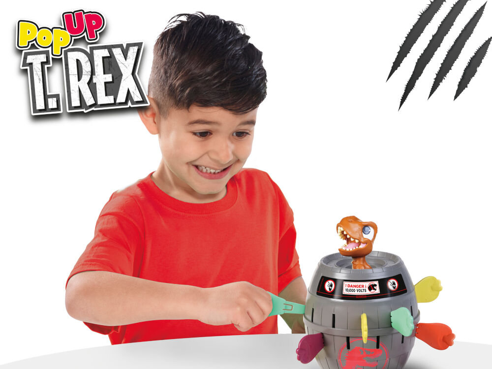 Gra zręcznościowa TOMY Jurassic World T-Rex T73290 Uśmiechnięte dziecko w czerwonej koszulce wkłada miecz do beczki w grze Pop Up T-Rex. T-Rex stoi w beczce, gotowy do wyskoczenia.