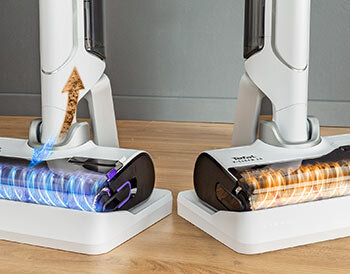 Dwa mopy odkurzacze 10 GF7540 umieszczone w stacjach czyszczących. Kolorowe animacje symbolizują ruch wałka.