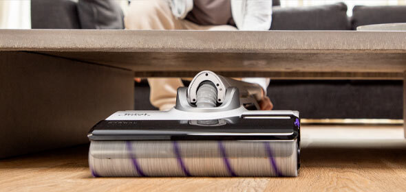 Odkurzacz 10 GF7540 wjeżdżający pod niski stolik. Zbliżenie na głowicę urządzenia.