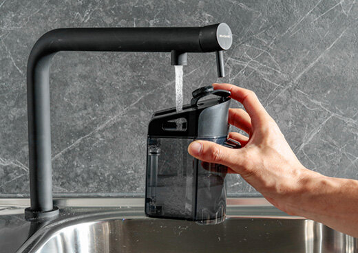 Nalewanie wody do zbiornika odkurzacza TEFAL X-Clean 4.