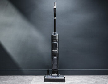 Odkurzacz TEFAL X-Clean 4 ustawiony w stacji ładującej.