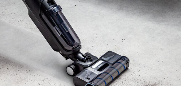 Odkurzacz TEFAL X-Clean 4 czyści szarą podłogę z okruszków.