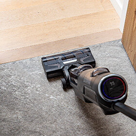 Odkurzacz TEFAL X-Clean 4 czyści płytki.