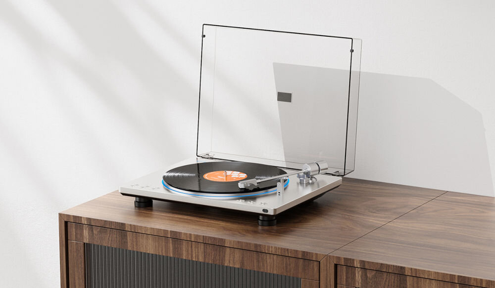 FIIO TT13 gramofon analogowy automatyczny wygoda użytkowania, gramofon stojący na komodzie w pomieszczeniu