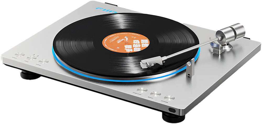 FIIO TT13 regulacja balansu kanałów precyzyjne ustawienie, gramofon po skosie na białym tle