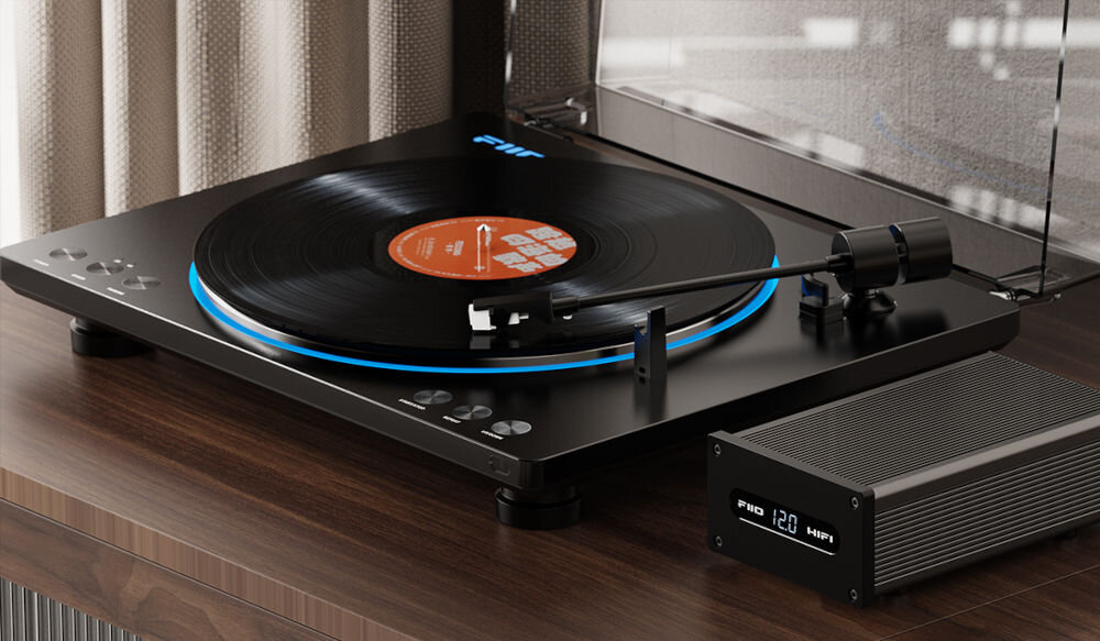 Gramofon FIIO TT13 BT analogowy dźwięk automatyczne ramię odtwarzanie w pętli, gramofon stojący na komodzie w pomieszczeniu