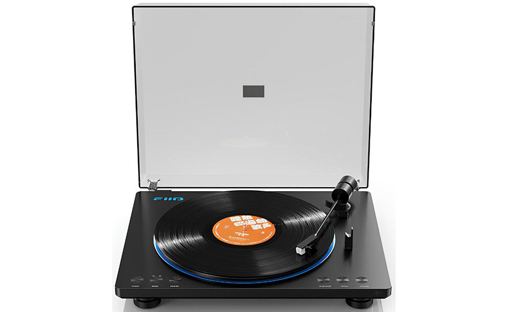 Gramofon FIIO TT13 BT pilot zdalne sterowanie funkcje, gramofon od frontu na białym tle