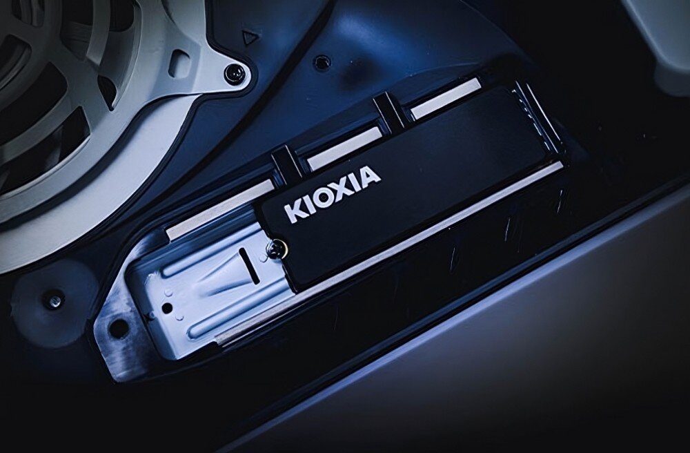 Dysk KIOXIA Exceria Heatsink Dysk SSD z logo KIOXIA zainstalowany w gnieździe konsoli PlayStation 5, radiator, chłodzenie