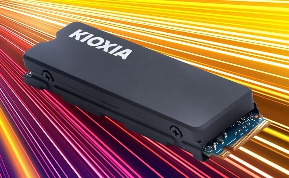 Dysk KIOXIA Exceria Heatsink Dysk SSD z czarnym radiatorem i logo KIOXIA na tle dynamicznych, kolorowych smug światła, żywotność, średni czas bezawaryjnej pracy