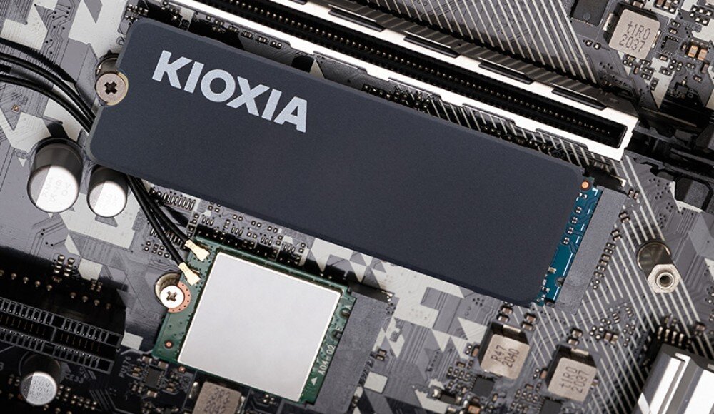 Dysk KIOXIA Exceria Heatsink Czarny dysk SSD z logo KIOXIA zamontowany na płycie głównej komputera, opis