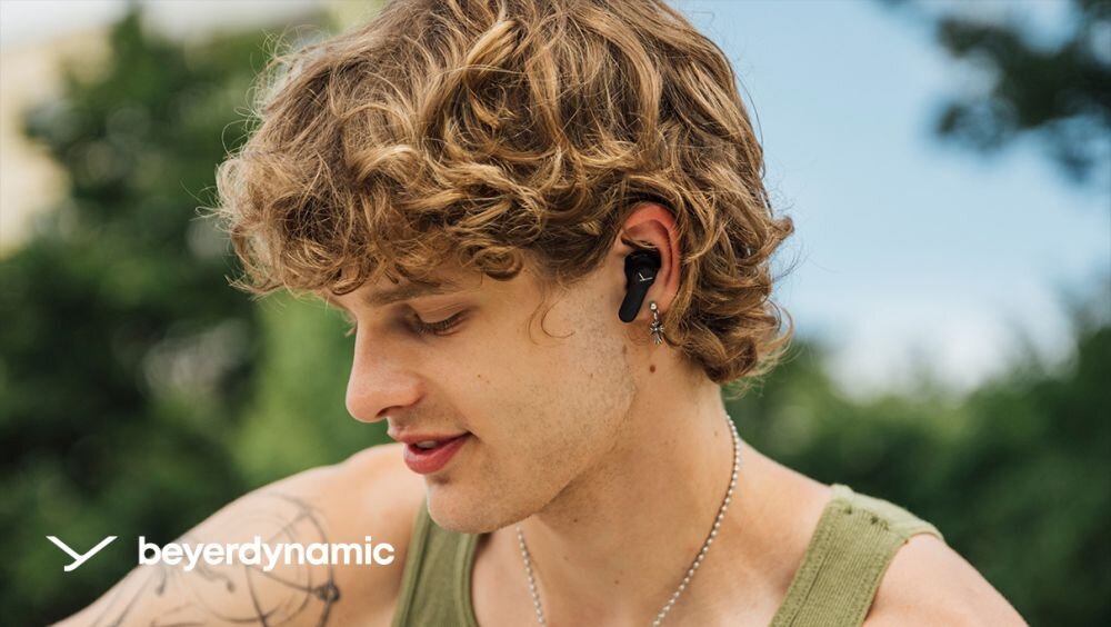 Słuchawki dokanałowe beyerdynamic Amiron 100 ANC Czarny osoba ze słuchawkami w uszach