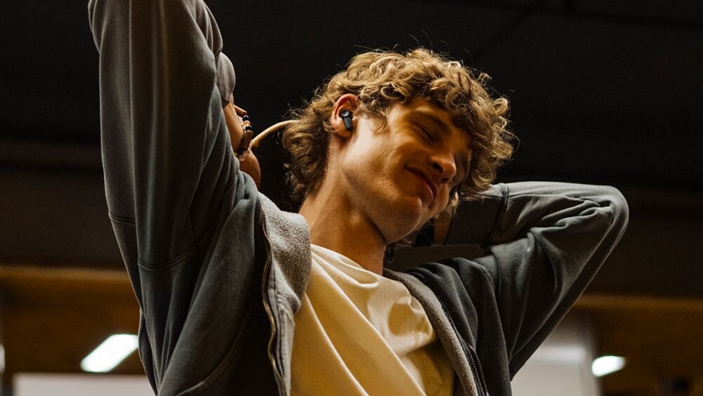 Słuchawki dokanałowe beyerdynamic Amiron 100 ANC Czarny zrelaksowana osoba z założonymi słuchawkami mocne przetworniki zaawansowane kodeki