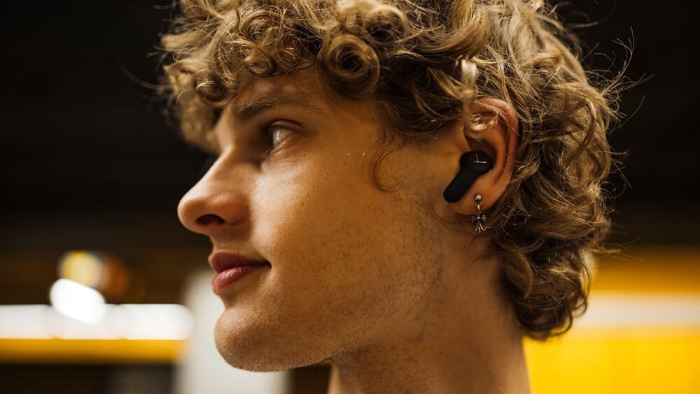 Słuchawki dokanałowe beyerdynamic Amiron 100 ANC Czarny zbliżenie na słuchawkę w uchu niska waga silikonowe wkładki