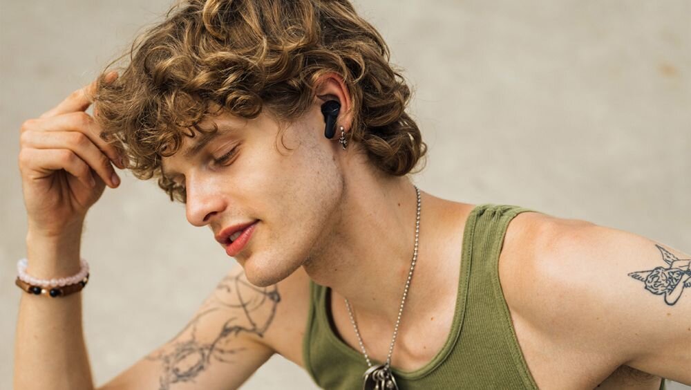 Słuchawki dokanałowe beyerdynamic Amiron 100 ANC Czarny osoba ze słuchawkami w uszach odfiltrowywanie zakłóceń mikrofony