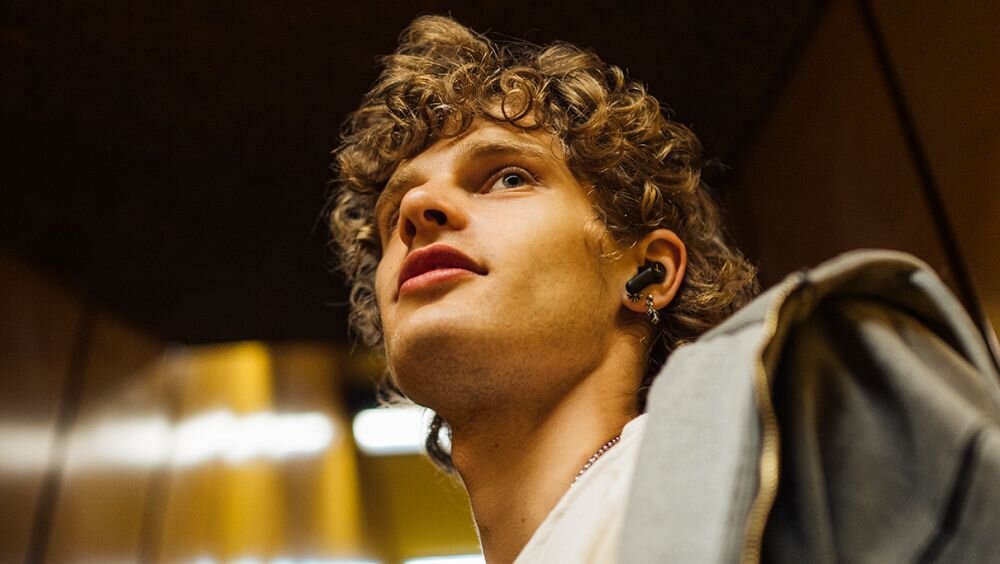 Słuchawki dokanałowe beyerdynamic Amiron 100 ANC Czarny osoba ze słuchawkami w uszach czas działania czas ładowania etui ładujące