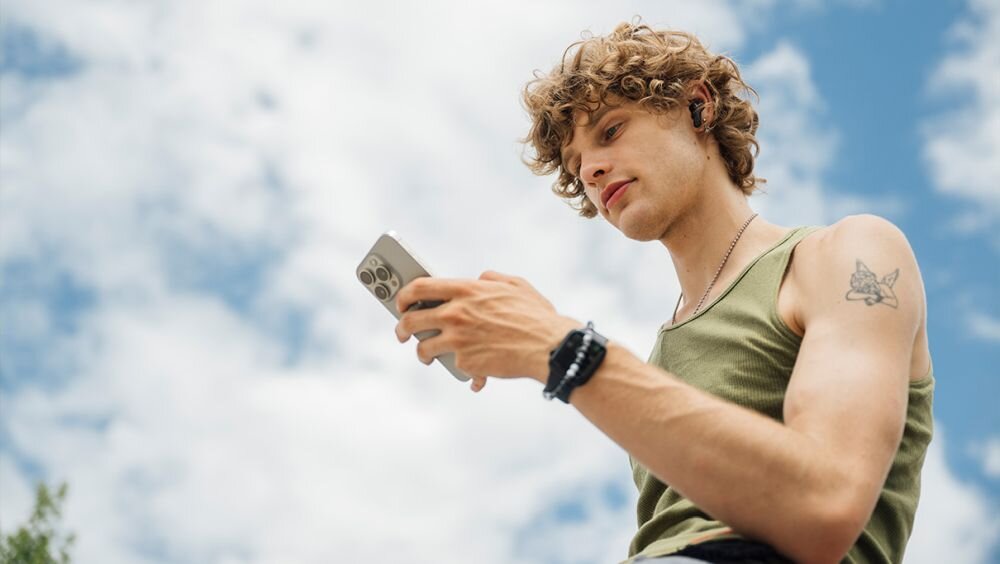 Słuchawki dokanałowe beyerdynamic Amiron 100 ANC Czarny osoba ze smartfonem w dłoni aplikacja indywidualne ustawienia