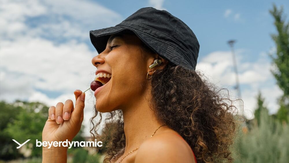 Słuchawki dokanałowe beyerdynamic Amiron 100 ANC Kremowy osoba ze słuchawkami w uszach