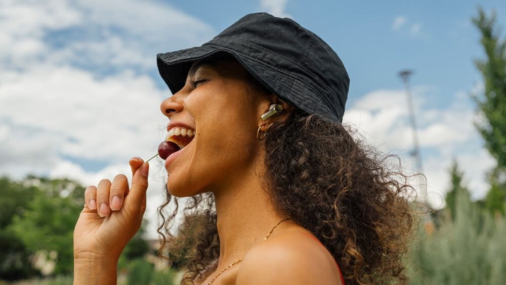 Słuchawki dokanałowe beyerdynamic Amiron 100 ANC Kremowy zbliżenie na słuchawkę w uchu niska waga silikonowe wkładki