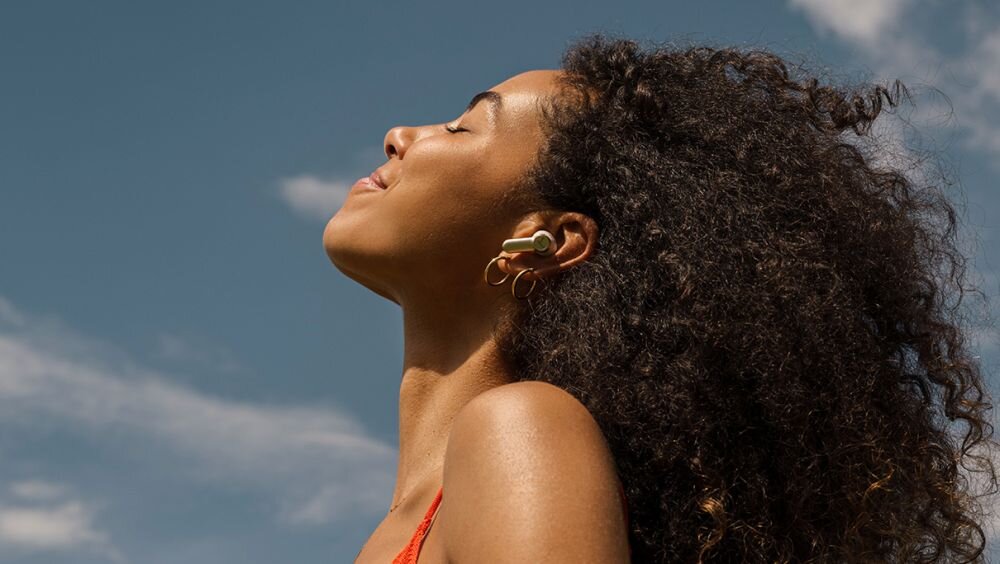 Słuchawki dokanałowe beyerdynamic Amiron 100 ANC Kremowy osoba ze słuchawkami w uszach odfiltrowywanie zakłóceń mikrofony