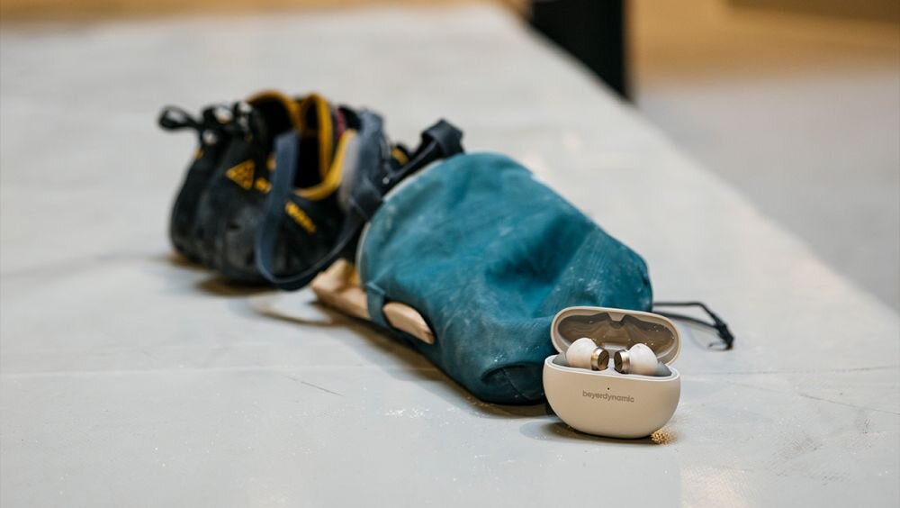 Słuchawki dokanałowe beyerdynamic Amiron 100 ANC Kremowy osoba ze słuchawkami w uszach czas działania czas ładowania etui ładujące