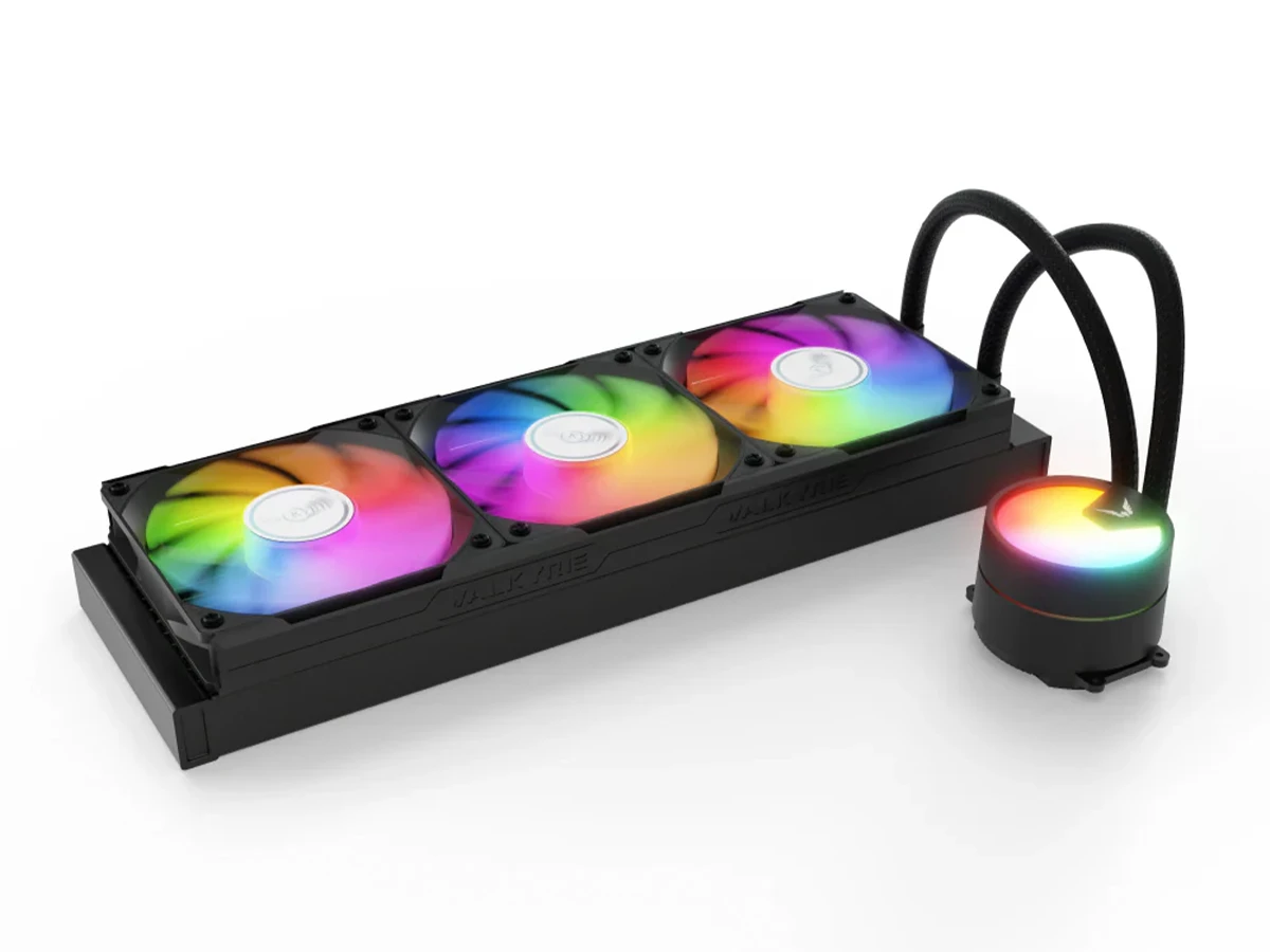 Na obrazie widoczne jest chłodzenie wodne z trzema wentylatorami RGB oraz okrągłym blokiem wodnym, oba elementy emitują kolorowe światło. Na radiatorze znajduje się napis \'VALKYRIE\'.