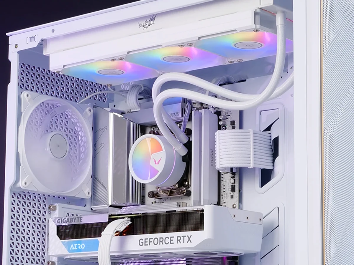 Wnętrze komputera z zamontowanym chłodzeniem wodnym AIO, widoczne są trzy wentylatory z podświetleniem RGB oraz karta graficzna z napisem \'GIGABYTE AERO GEFORCE RTX\'. Na obudowie chłodzenia widnieje logo \'Valkyrie\'.