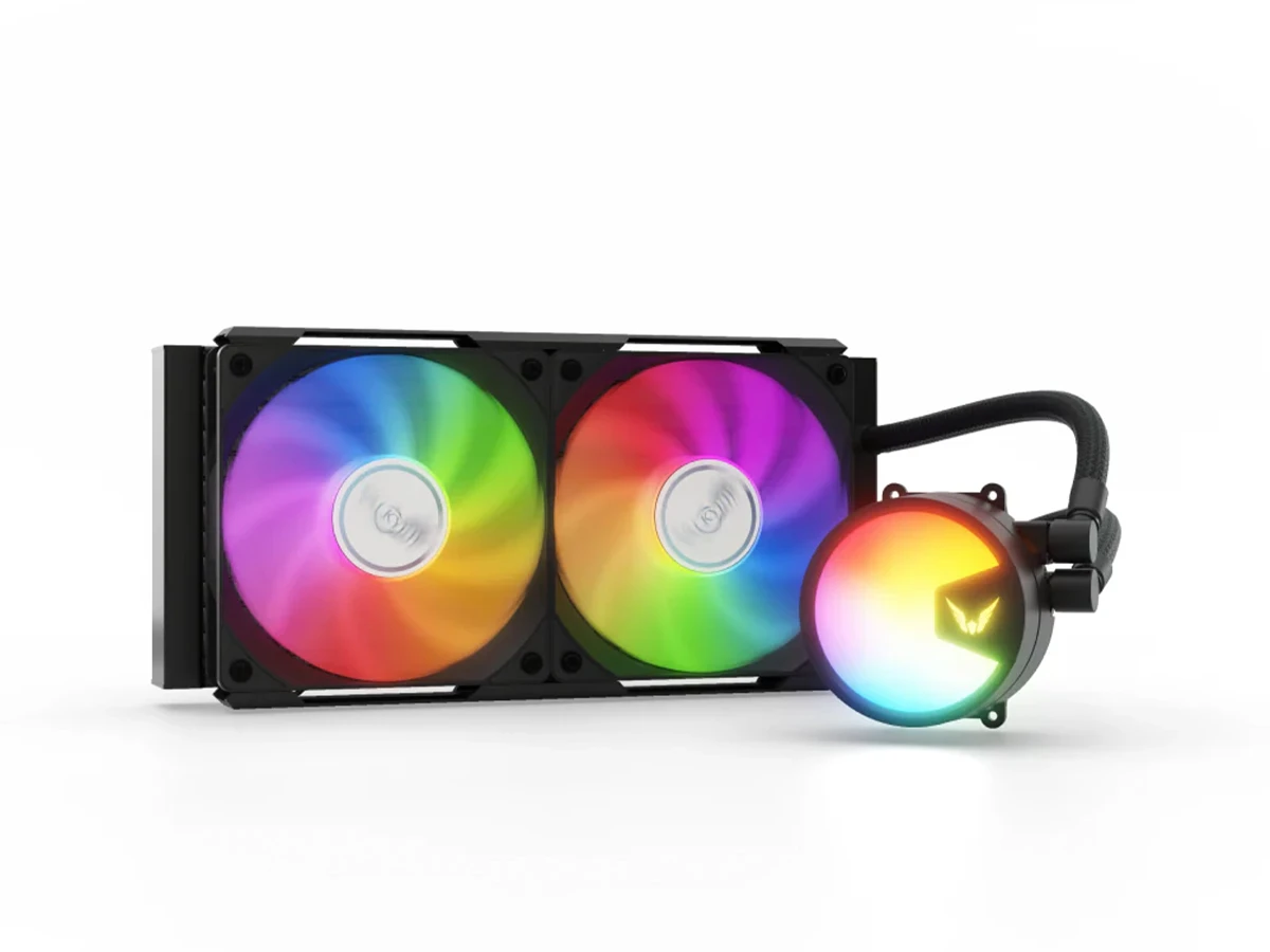 Na obrazie widoczne jest chłodzenie wodne z dwoma wentylatorami RGB oraz podświetlanym blokiem wodnym. Logo producenta jest widoczne na bloku wodnym.